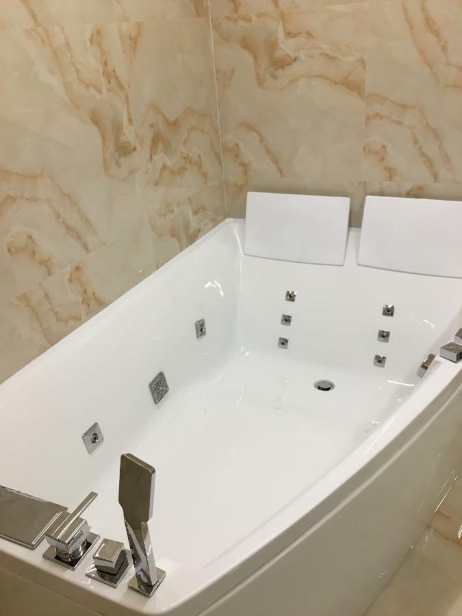 4-Room Jacuzzi Apartment Λβιβ Εξωτερικό φωτογραφία